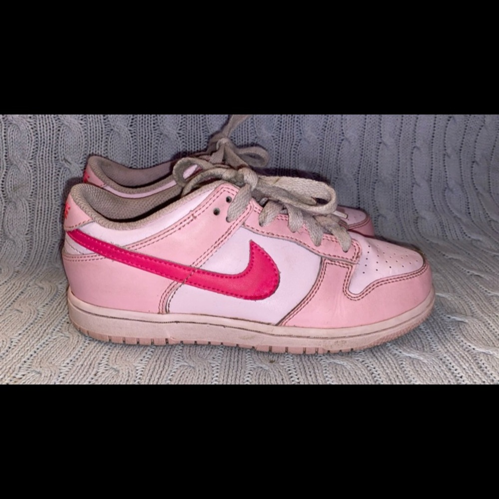 Nike Dunk Low Triple Pink Trainers Shoes Girls Sneakers Size US 2.5Y 2.5 Youth